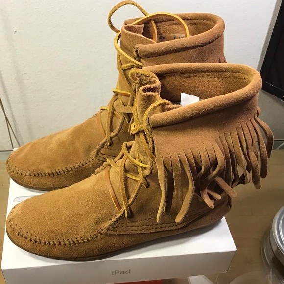 Minnetonka Shoes - MINNETONKA Fringed Leather Moccasin Ankle Boots.